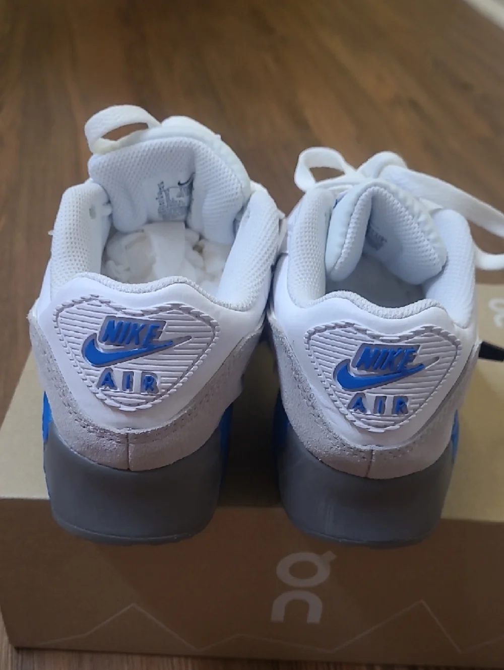Nike Kids White and Blue Low-Top Sneakers‎
